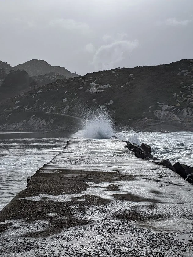 Playground Earth | Cies Island breakwater | Low tide waves