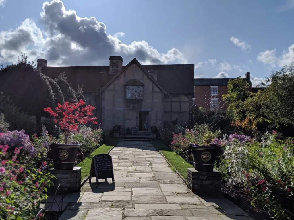 Playground Earth | Visiting Stratford upon Avon