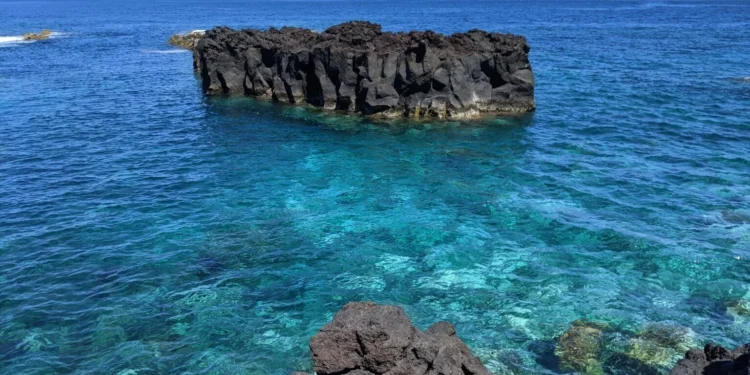 Ponta da Ferraria Feature