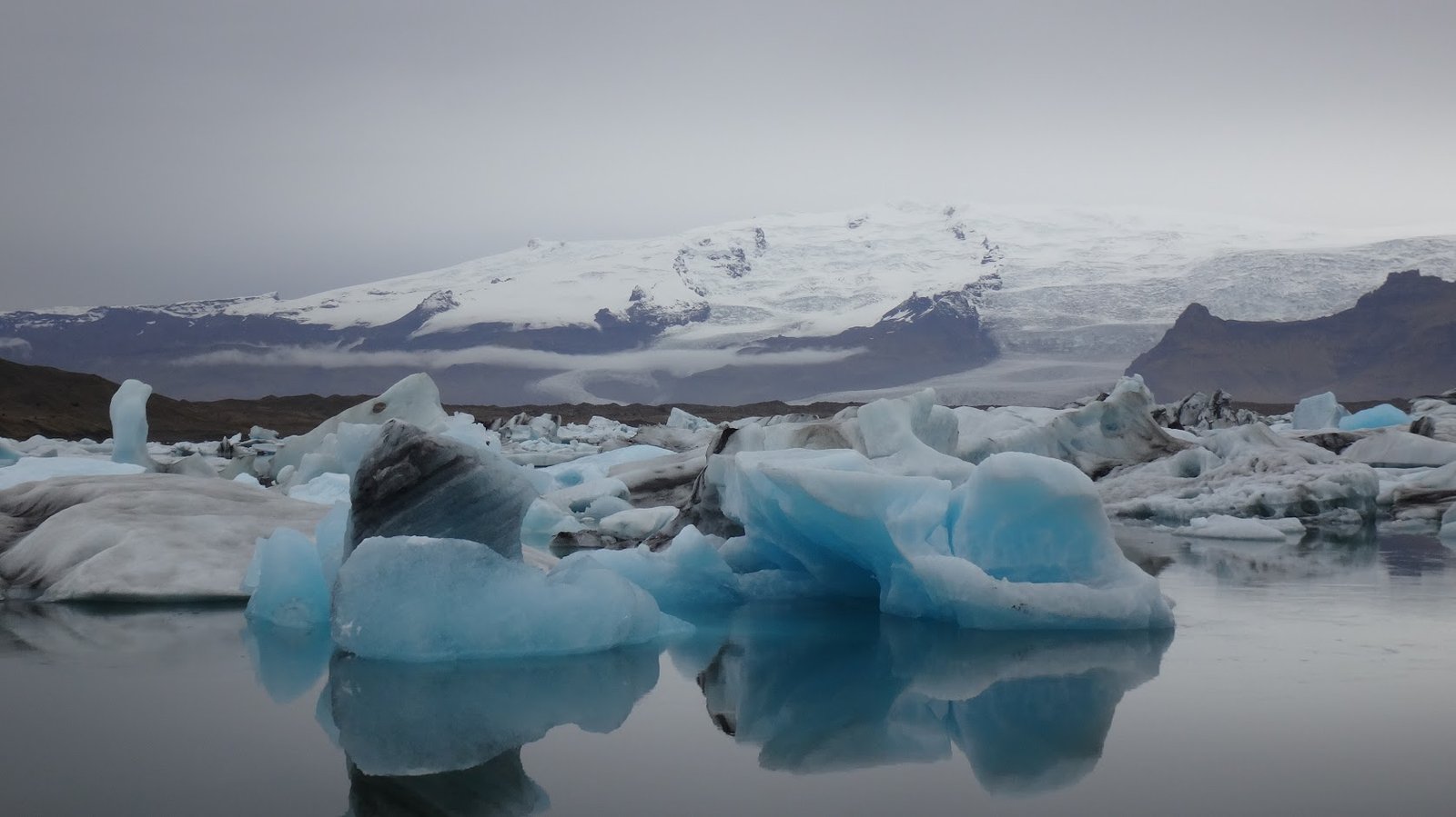 PGE l Jökulsárlón Glacier Lagoon with mountains